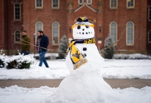 WVU experts say layering, not bulky clothing, keeps you warmer in winter West Virginia University fashion and merchandising experts say staying warm isn’t just about piling on thick layers. It’s about layering smartly. (WVU Photo)